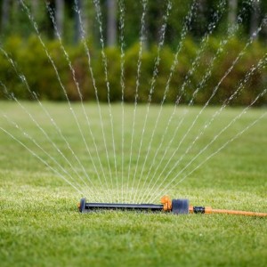 Aspersor oscilant economic pentru furtun Fiskars, 150-300 mp