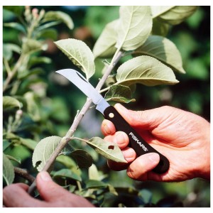 Briceag de altoit cu varf curbat Fiskars K62