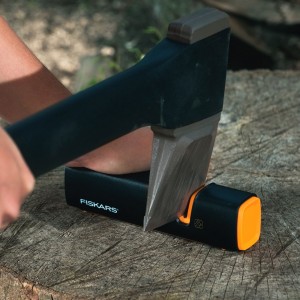 Dispozitiv pentru ascutit topoare si cutite Fiskars Xsharp